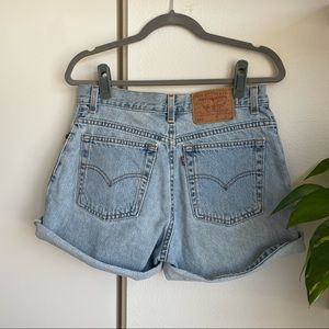 Levi’s — 555 Shorts — Light Wash Guy’s Fit (Uncut)
